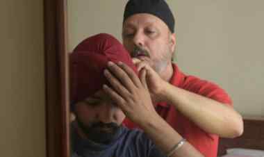 Kahin Door aur Paas (Somewhere Near and Far, 2022): A poetic and vivid account of everyday life.
