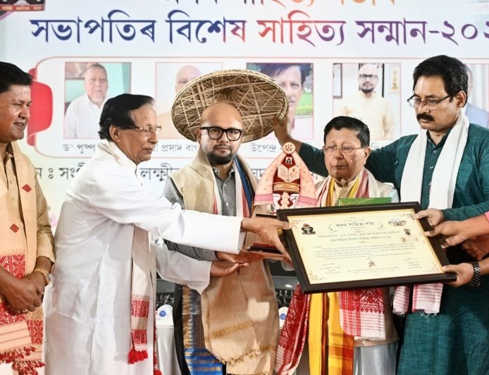 Jitumoni Bora receives the President’s Special Literary Honour from Asam Sahitya Sabha for 2025